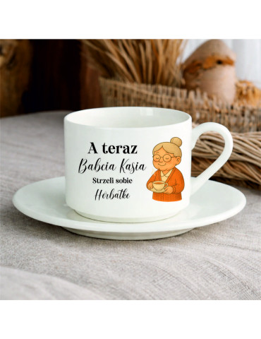 Filiżanka na Dzień Babci z imieniem : a teraz babcia strzeli sobie herbatkę